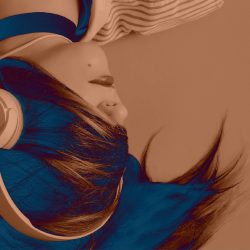 Femme portant des écouteurs, le visage recouvert par sa chevelure. Version bleu sur orange.